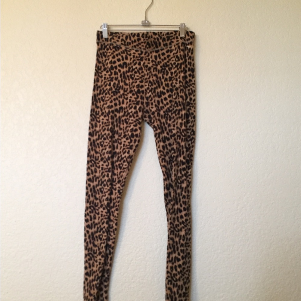 Victoria’s Secret ‘Pink’ leopard leggings